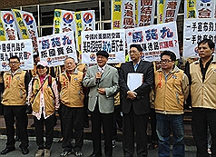 台聯主席黃昆輝（中）29日到台灣高檢署控告總統馬英九涉外患罪。黃昆輝表示，馬總統對中國片面劃出東海防空識別區侵犯台灣主權無作為，危害台灣安全。圖：中央社
