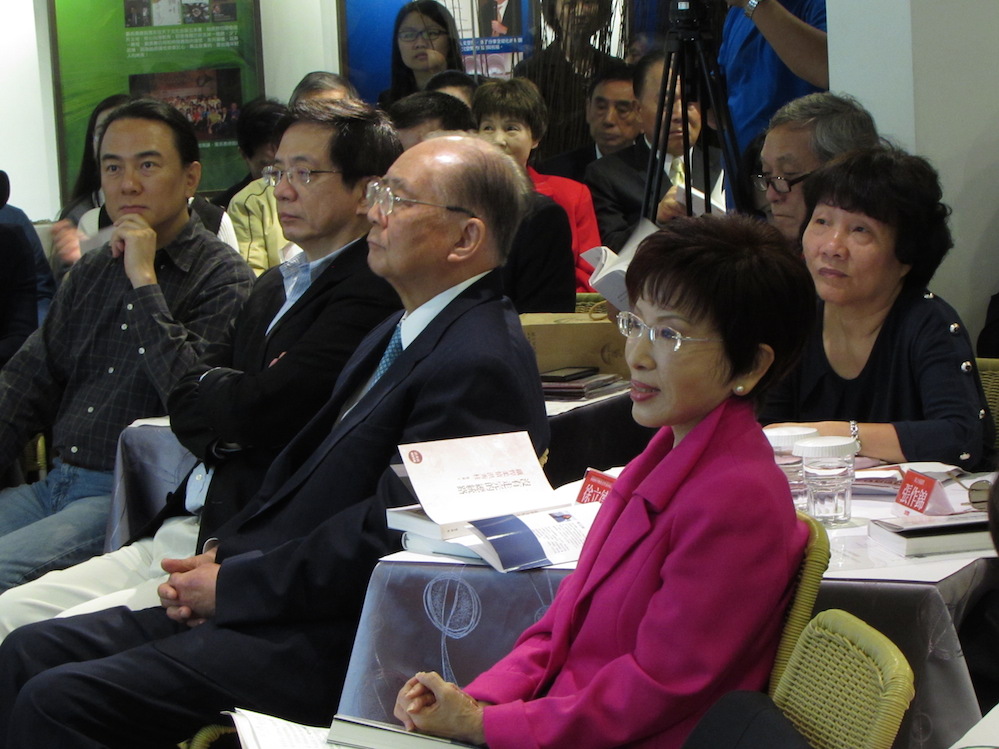 立法院副院長洪秀柱半年總統參選之路，飽受外界攻擊，面對近期國民黨副總統候選人王如玄深陷軍宅投資爭議，媒體2日詢問洪秀柱覺得誰比較慘。圖：邱珮文/攝