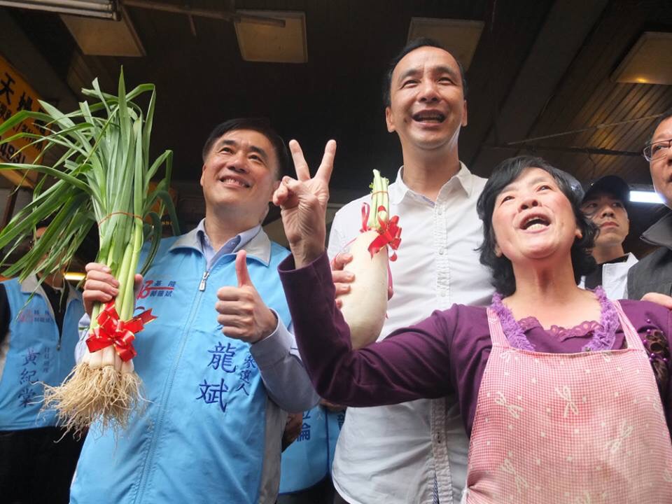 國民黨總統候選人朱立倫2日上午赴基隆掃街，但現場不算十分熱情。圖：翁嫆琄/攝