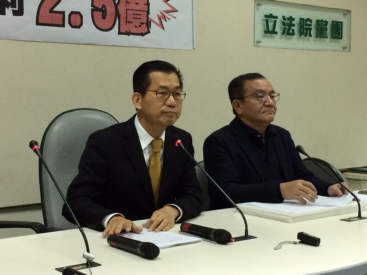 對於立法院國民黨團指控蔡英文涉炒地皮，民進黨立委李應元10日回應，潑糞也無法提高藍營民調。圖：符芳碩/攝