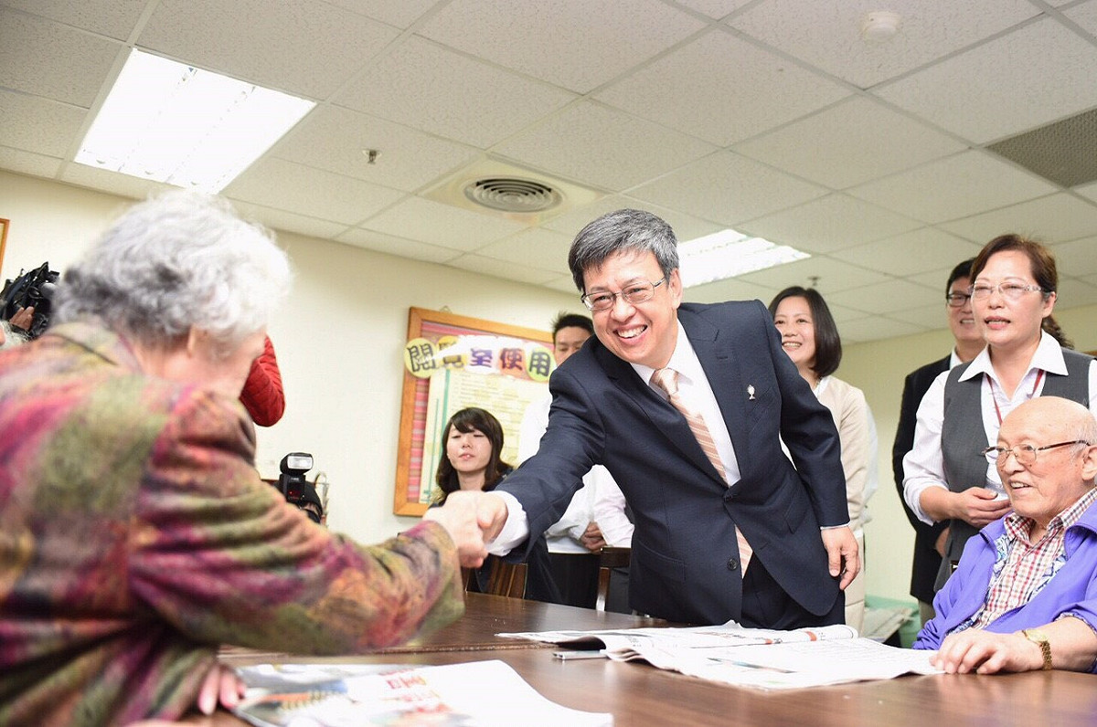陳建仁30日上午參訪台北市至善老人養護中心，力推民進黨「長照十年2.0」圖：民進黨提供