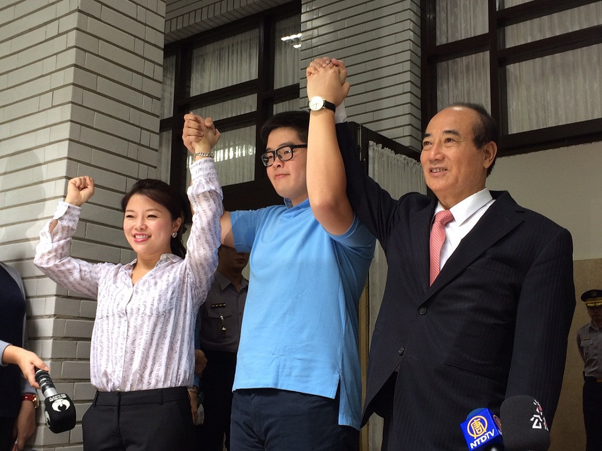 立法院長王金平20日帶著張嘉郡的弟弟張鎔麒（中）亮相，為其拉抬聲勢。圖：符芳碩/攝
