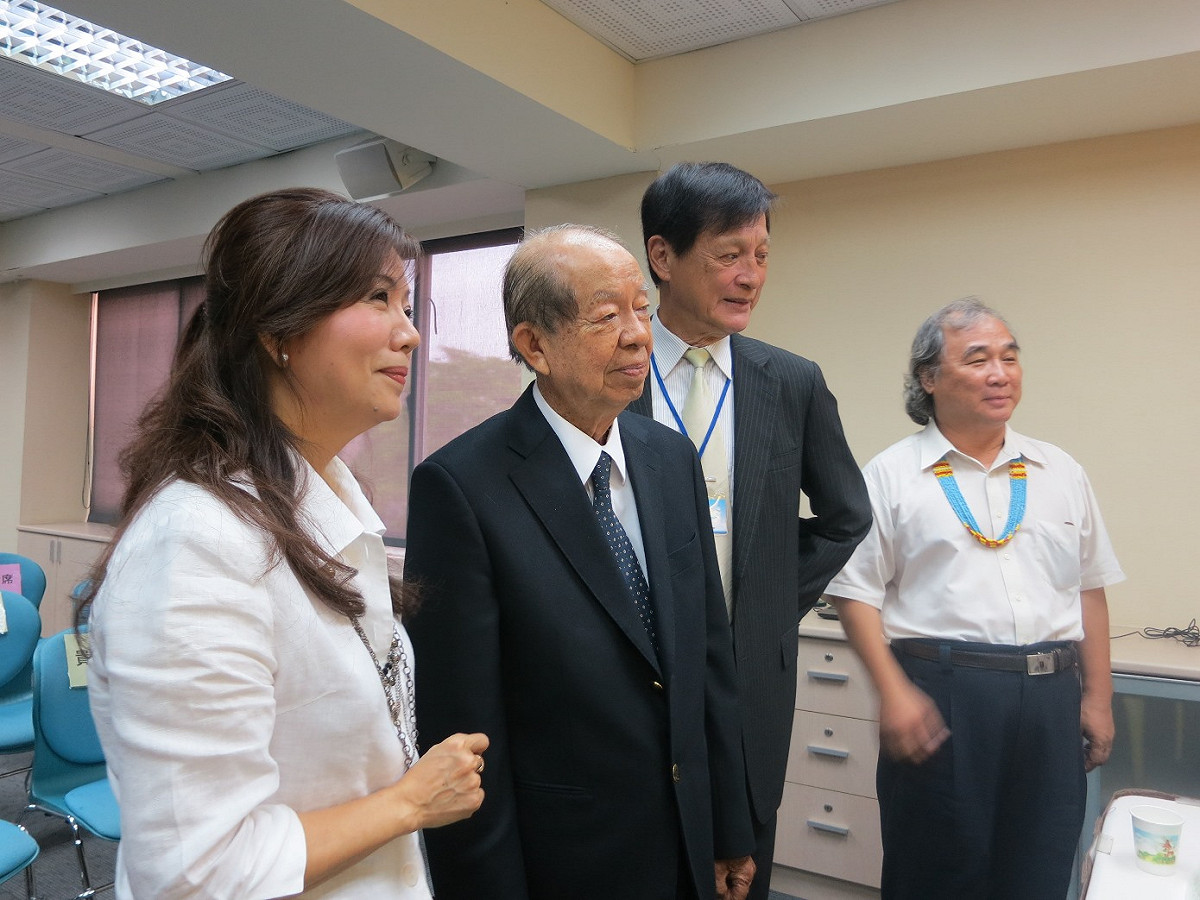 奇美企業創辦人許文龍（左二）。 圖：林朝億/攝（資料照片）