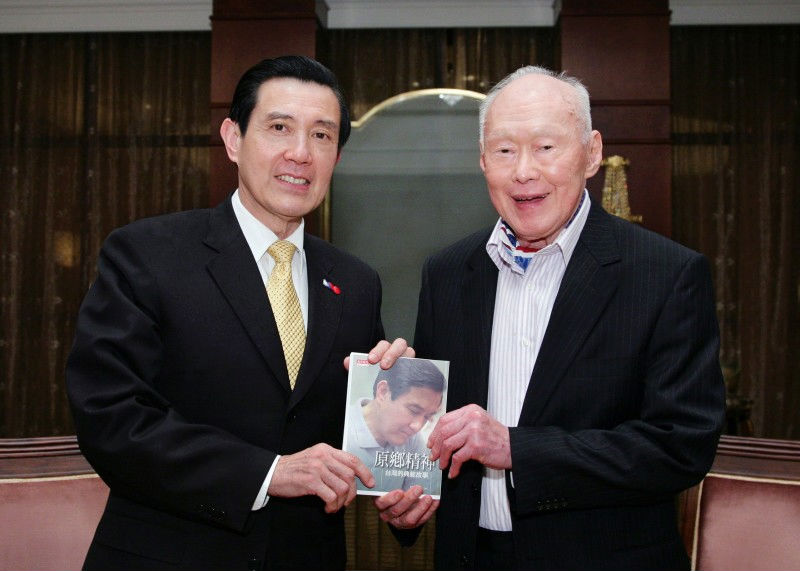 總統馬英九今(24)日赴新加坡弔唁前總理李光耀，但政府無人對外說明，也不願證實馬是以何種身份訪星國。圖：翻攝自馬英九臉書