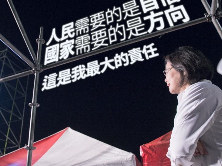 民進黨總統參選人蔡英文26日強調，他們沒躺著選，而是選到連回家躺下來的時間都不夠。圖：翻攝蔡英文臉書