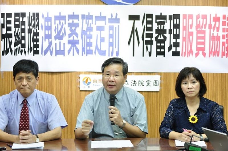 台聯黨團今(26)日要求，在陸委會前副主委張顯耀的案情水落石出前，他曾經手過的服貿等案，都須停止審查。圖：台聯黨團提供。
