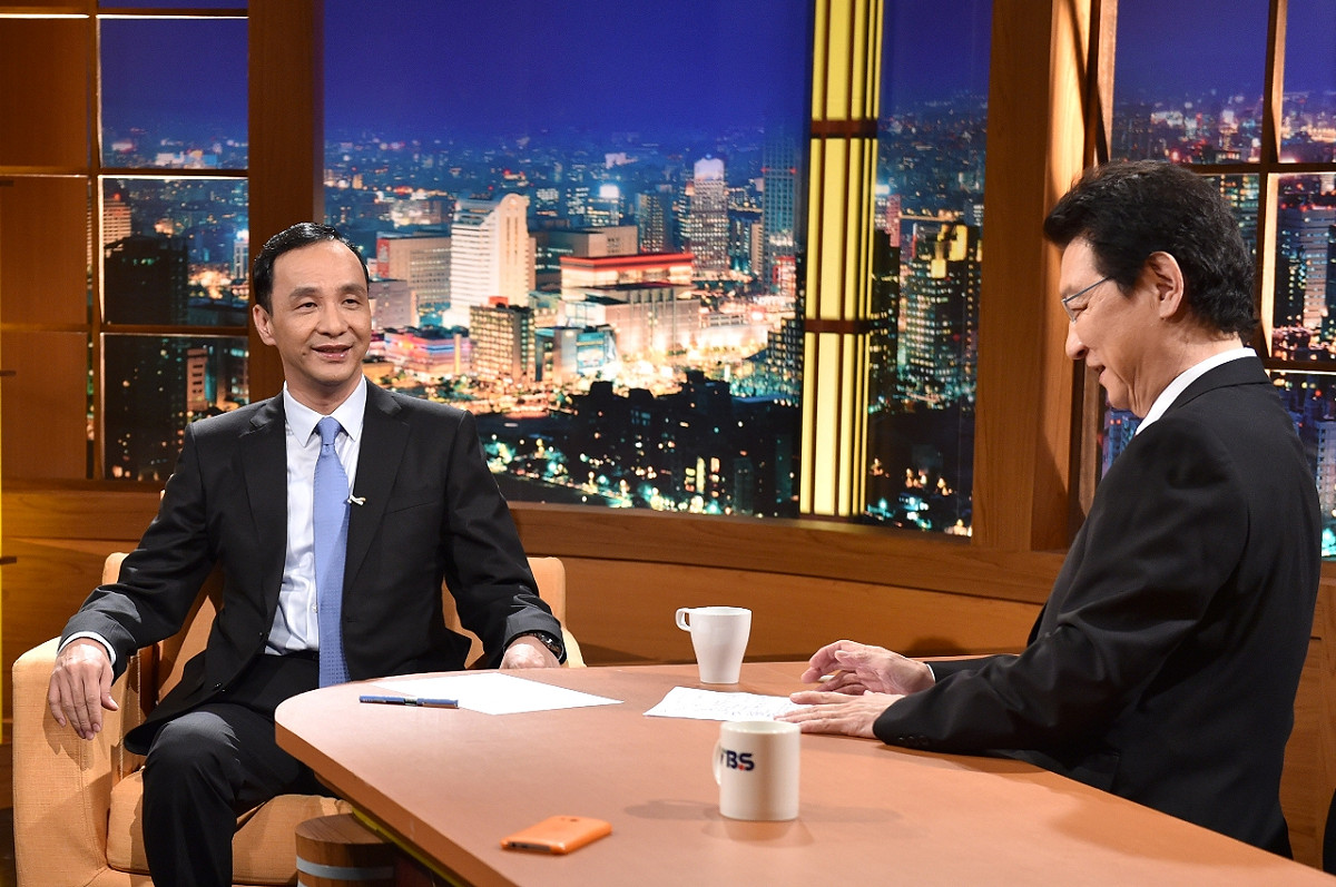 國民黨總統參選人朱立倫19日接受TVBS「少康會客室」節目專訪，對於立委選舉，朱立倫喊出「高標」是國會過半。圖：TVBS提供