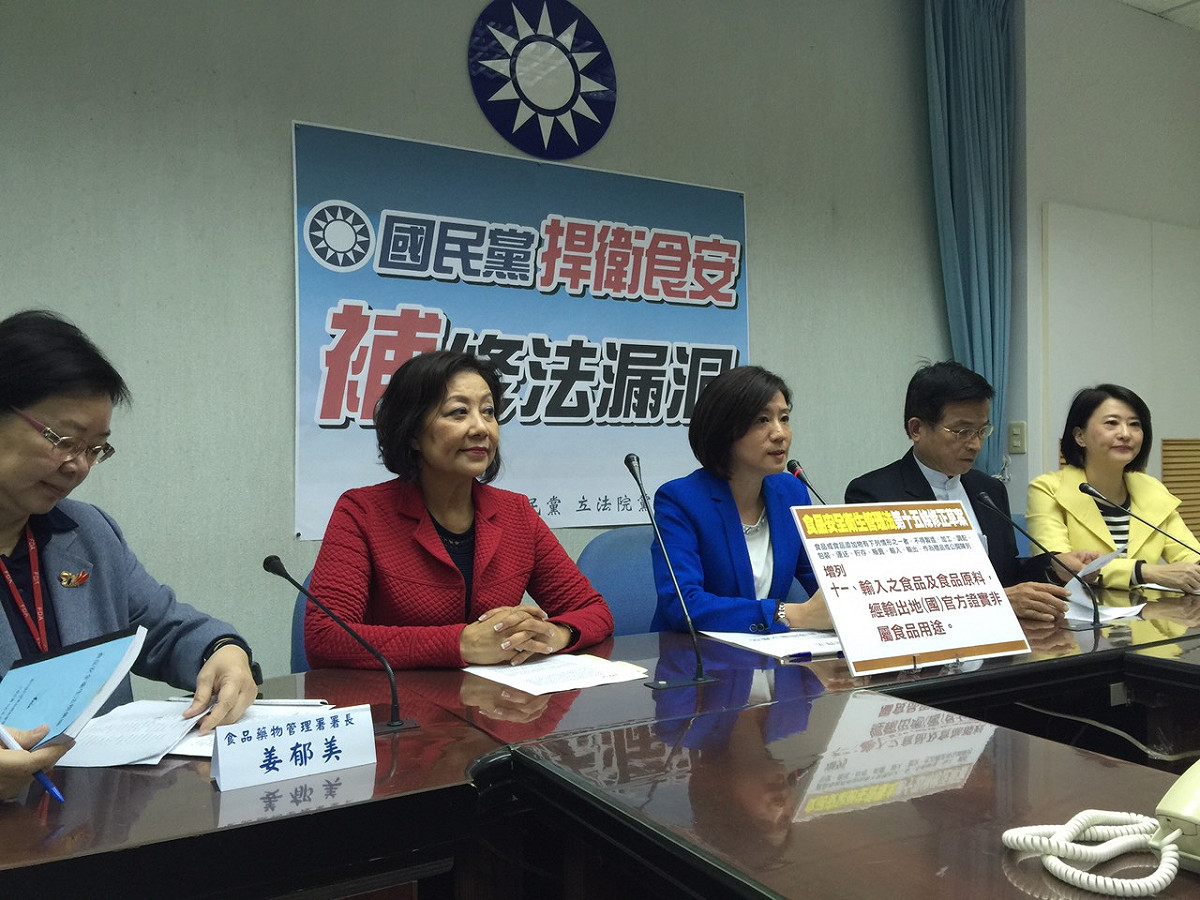 國民黨團執行長賴士葆、副書記長王育敏、立委詹滿容、台北市議員王鴻薇等人1日上午召開記者會指出，針對食安法第15條提出修正草案。圖：劉奕霆/攝