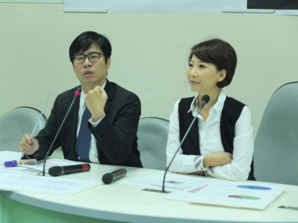 民進黨立委陳其邁25日表示，進入黨主席蔡英文的募款餐會都得查核、蓋章，不像國民黨只要靠黨產即可。圖：翁嫆琄/攝