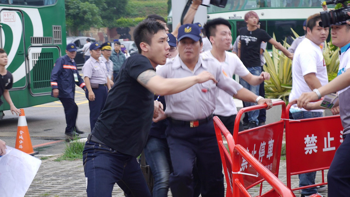 中國國台辦主任張志軍23日率團參訪金門，台聯青年軍抗議，但卻遭黑衣人襲擊打傷。圖：台聯提供