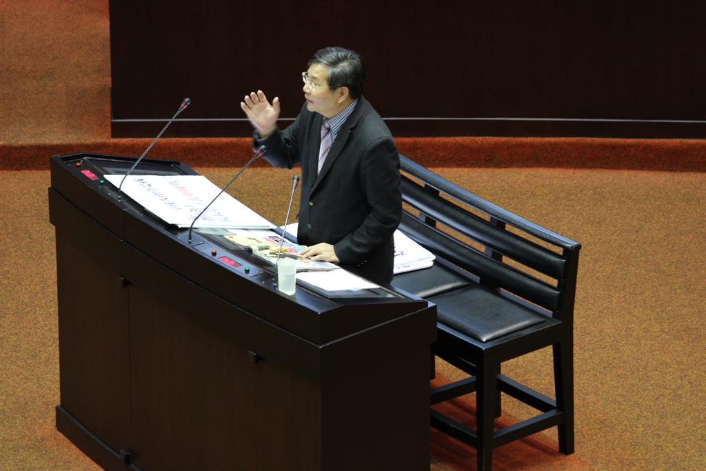 台聯黨團總召許忠信今(18)日下午在立法院上台質詢行政院長江宜樺是否知道情治首長召妓傳聞？江宜樺答，「報導有真有假，看看就好，事證足夠才著手調查。」圖：莊崇暉/攝