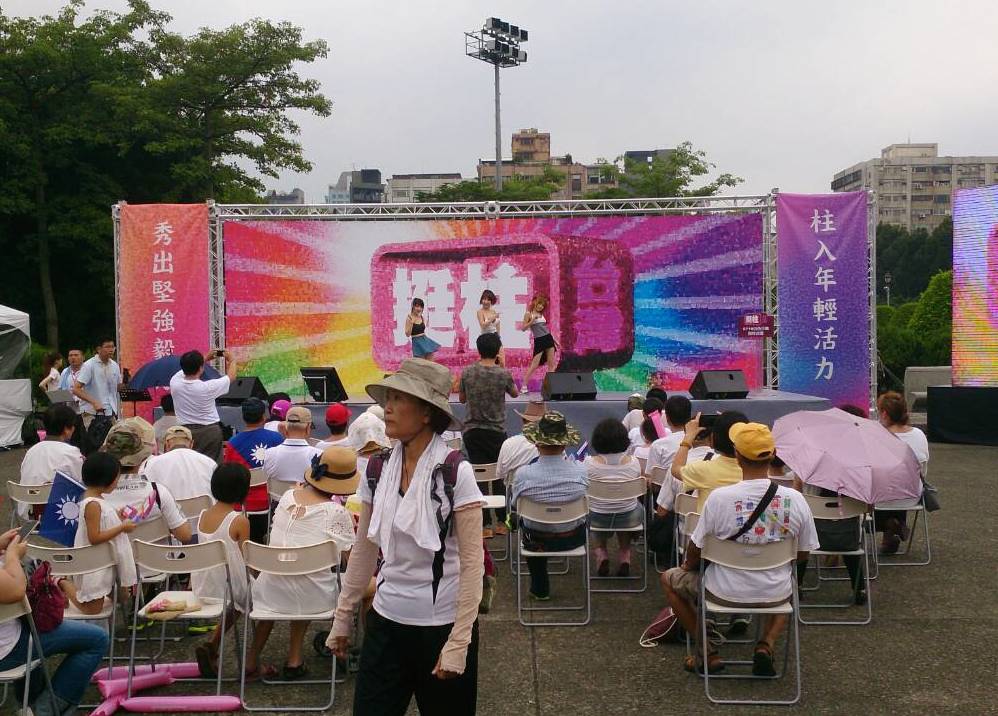 國民黨全代會19日舉行，將通過提名立法院副院長洪秀柱為國民黨總統參選人。圖為全代會前，支持者發起為洪秀柱集氣行動。圖：邱珮文/攝