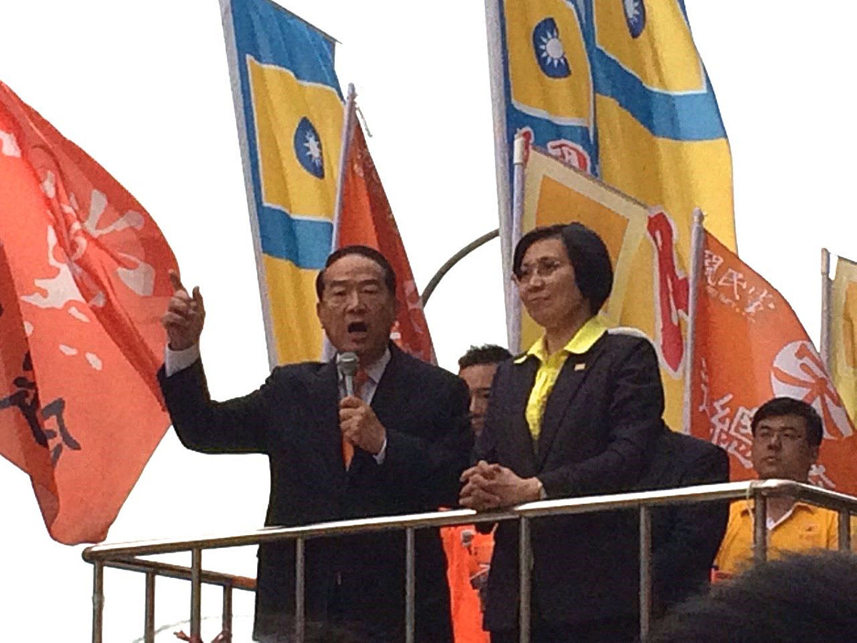 登記前，宋、徐2人在街頭向支持者宣講。圖：符芳碩/攝