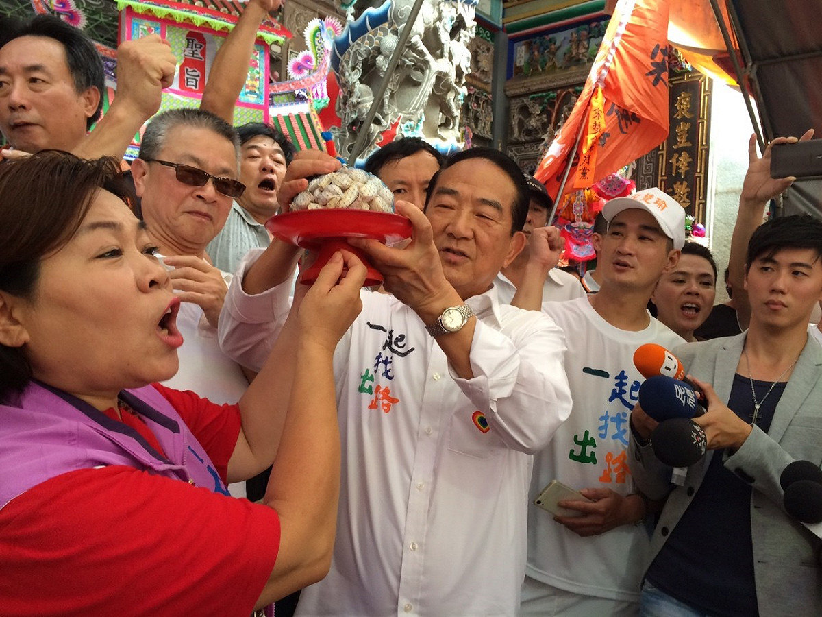親民黨主席宋楚瑜1日至桃園平鎮參拜客家義民廟，支持者送上蒜頭象徵「凍蒜」，讓宋笑得合不攏嘴。圖：符芳碩/攝