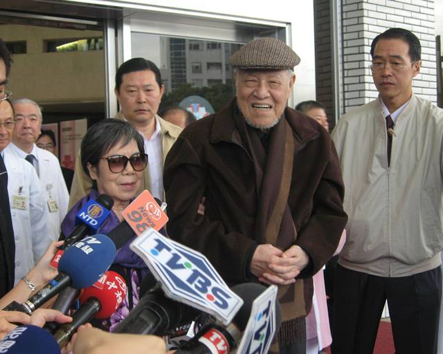 對於老朋友黃昭堂突然過世，前總統李登輝今（18）日步出醫院時，不捨地說，看了電視跑馬燈才知道，嚇了一跳。圖：林朝億/攝影