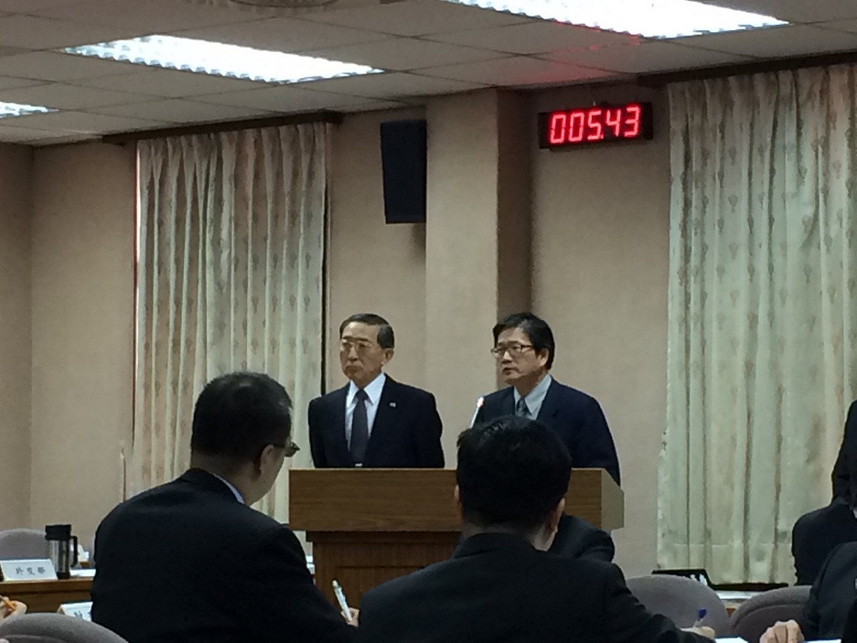 財政部次長吳當傑今(2)天為了張盛和的「壁紙說」澄清，稱該說法只是一種比喻而已，亞投行作為國際金融組織，不會有投資變壁紙的問題。圖：符芳碩/攝