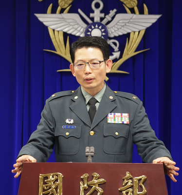 針對又有飛官私自帶頭盔出營，國防部說，此事件的相關裝備皆已循線索回，會依規定嚴懲。圖：中央社