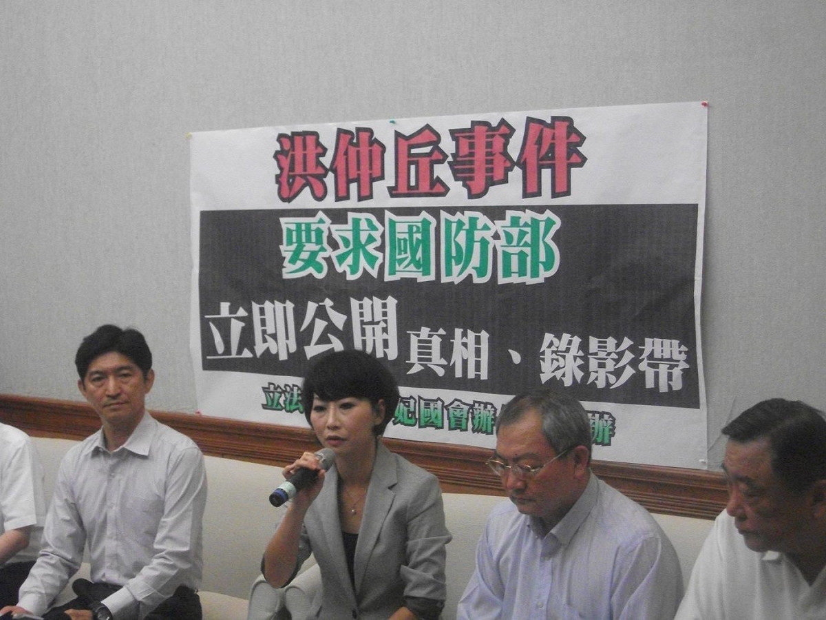 國防部最高軍事法院檢察署檢察長曹金生少將（右2）今（16）日表示，542旅副旅長何江忠上校已在昨晚改列被告，經過徹夜訊問後，國防部高等軍事法院檢察署已於今晨向高等軍事法院聲請羈押。圖：涂鉅旻/攝
