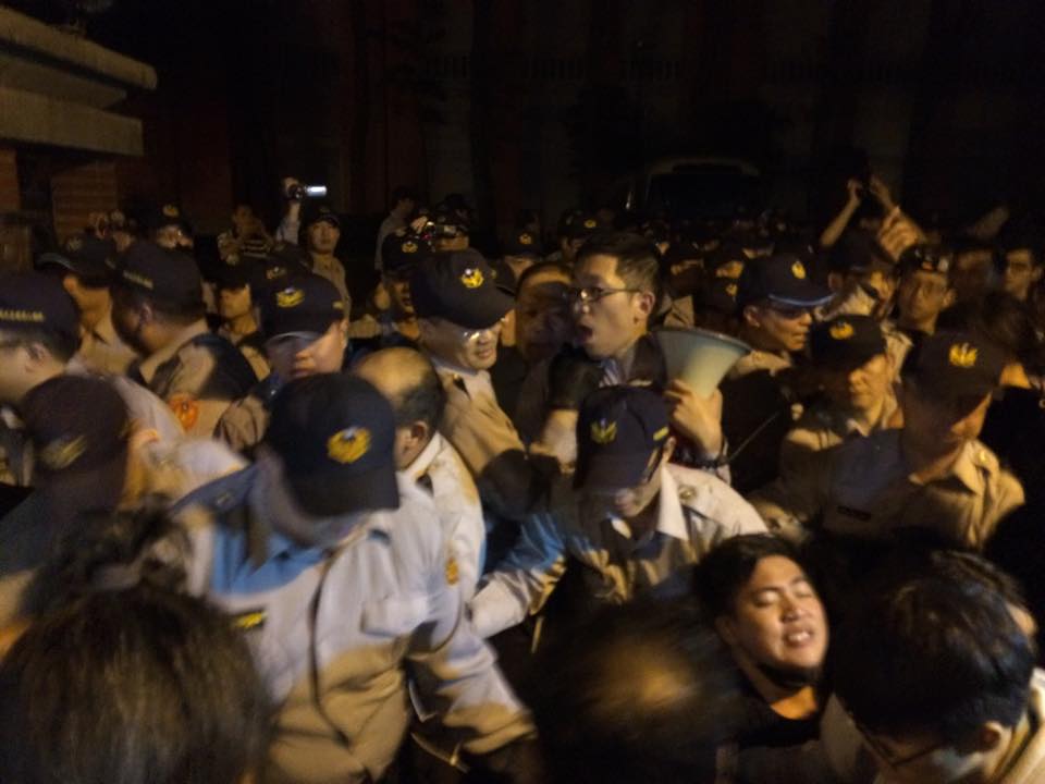 警方將闖入立法院廣場的抗議民眾驅岀立院，發生嚴重推擠。圖：楊淳卉/攝