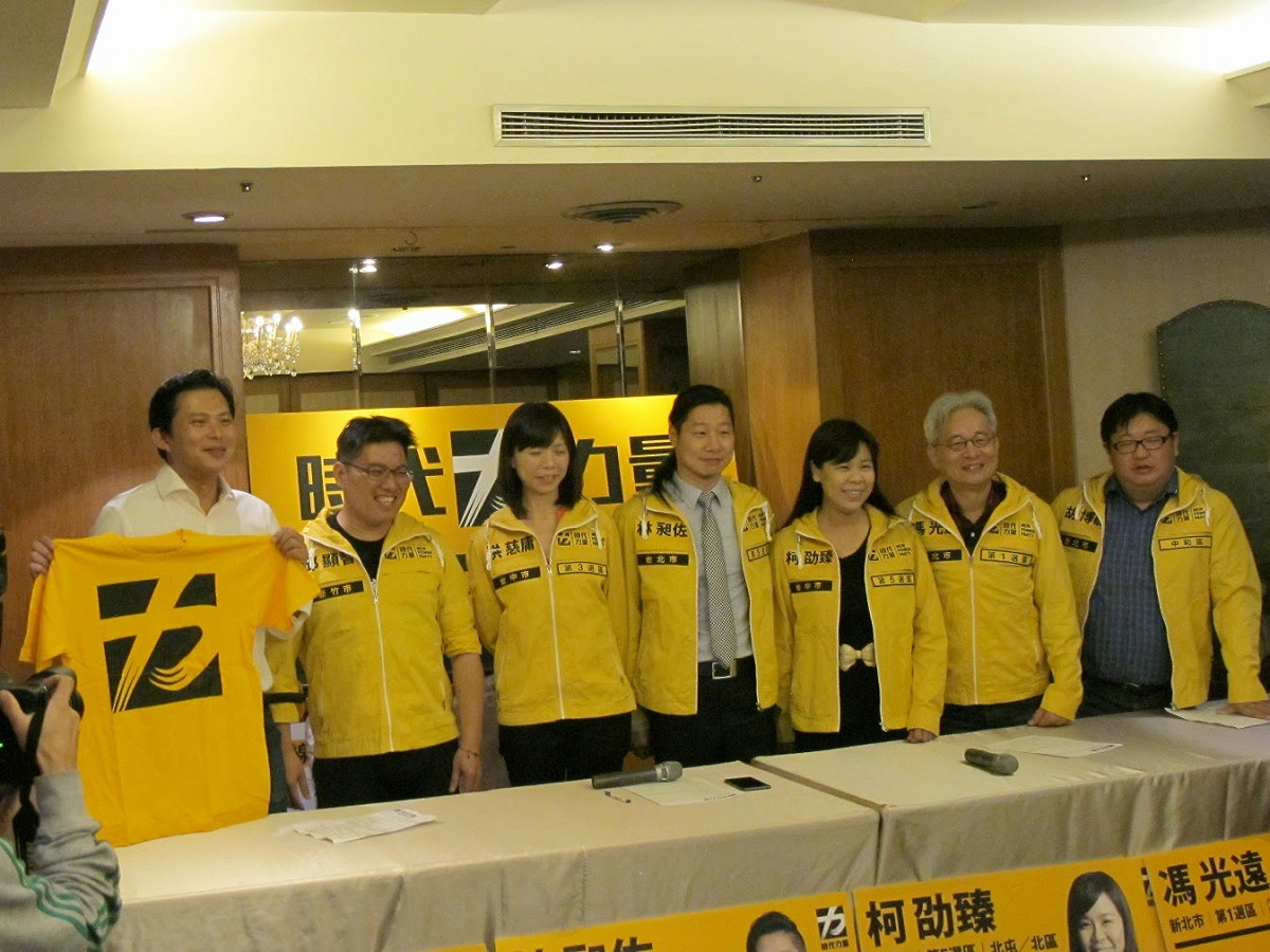 第三勢力時代力量中和選區立委候選人胡博硯(右一)28日上午表示，為避免進一步造成同志的傷害，自即日起他退出時代力量。圖：新頭殼資料照片