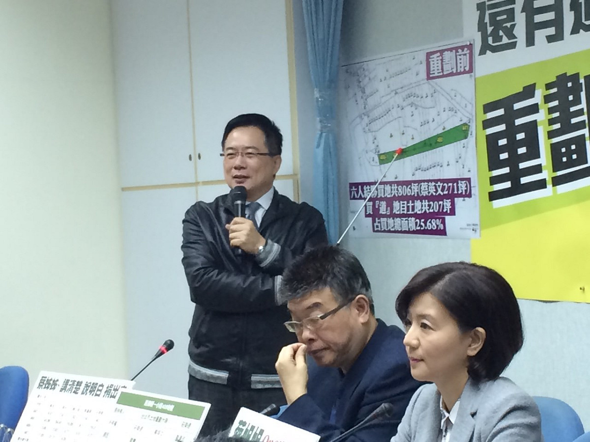 國民黨立委蔡正元續咬民進黨總統候選人蔡英文內湖重劃區土地，質疑為何要買道路用地？圖：符芳碩/攝