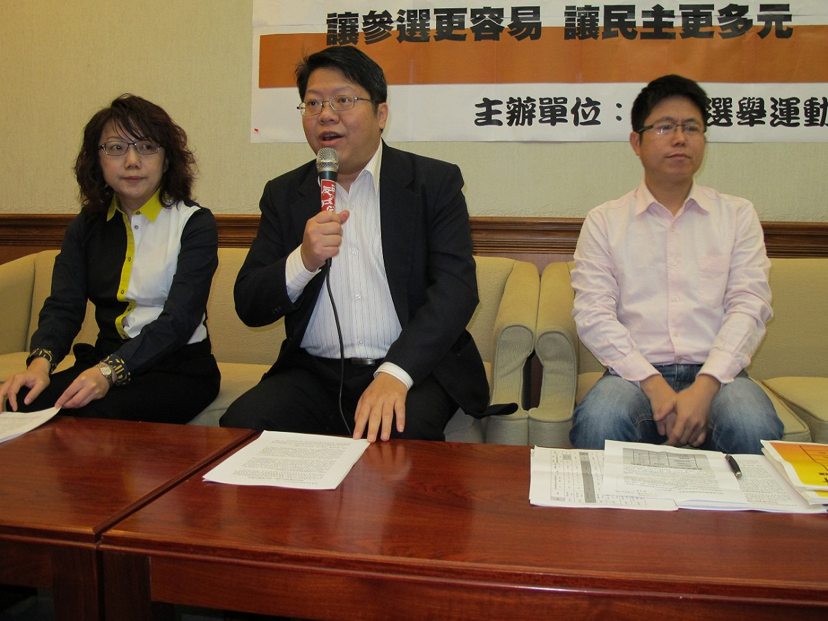 公民組合理事長范雲（左）、翻轉政治運動發起人賴中強（中）與綠黨共同召集人李根政（右）16日呼籲降低政黨補助款門檻，並設定補助上限。圖：林朝億/攝