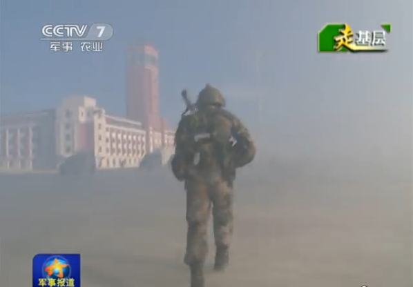 中國可能侵略台灣，是國際社會非常關心地議題。圖為《央視》報導解放軍演習畫面出現攻打近似台灣總統府的建築。 圖：翻攝自央視節目畫面