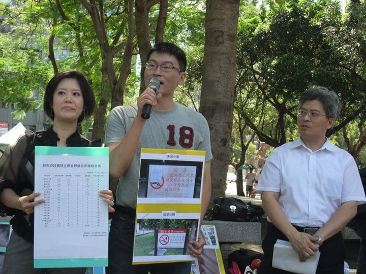 民進黨台北市議員梁文傑（圖中）4日宣布將退出立委選舉。圖：翻攝梁文傑臉書