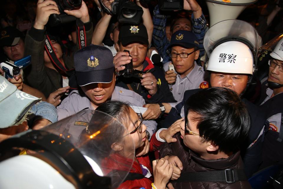 鎮暴警察10晚間一度封鎖立法院正門口進出，「只出不進」，10時10分左右，與群眾引發口角與輕微推擠；警方見民眾越聚越多，不久即開放通行。圖：林雨佑/攝

與群眾發生口角衝突。圖：林雨佑/攝影