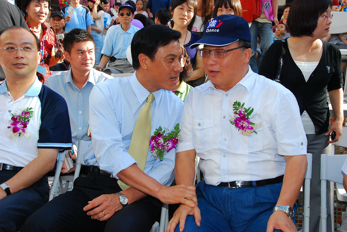 在東海理想國巧遇，台中市長胡志強跟民進黨大台中候選人蘇嘉全，難得同台演出，來一場政治表演學。圖片來源：胡志強競選總部提供。