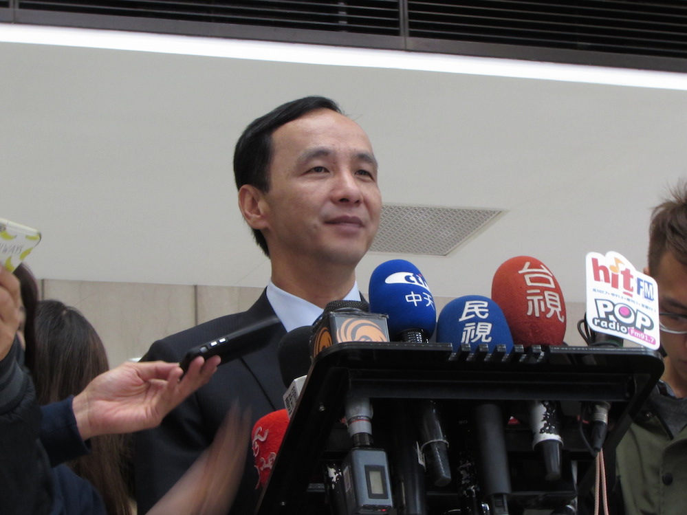國民黨總統候選人朱立倫26日接受電視專訪時，再為副手王如玄的軍宅投資爭議辯護。圖：邱珮文/攝