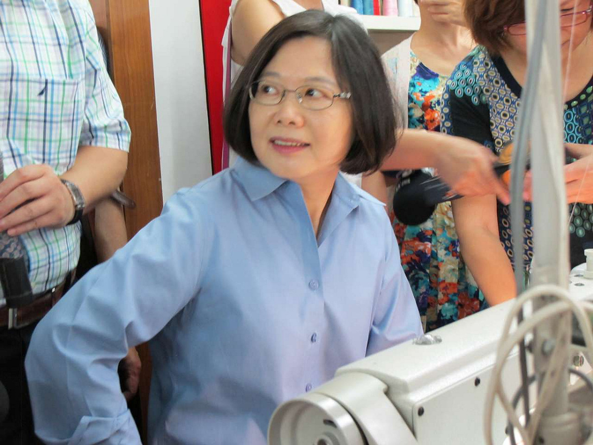 民進黨主席蔡英文29日參訪台北市後火車站黛安娜成衣公司。圖：林朝億/攝