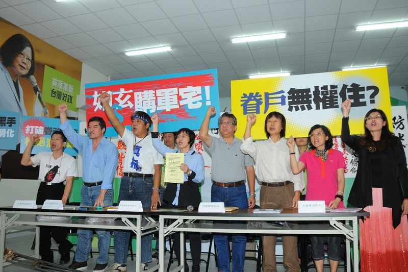 多位眷戶痛批眷村改建過程問題重重，直指國防部黑箱作業，高雄左楠立委參選人劉世芳呼籲全台受眷改迫害的弱勢軍眷站出來，一起揪出幕後黑手。圖：劉世芳競選總部提供