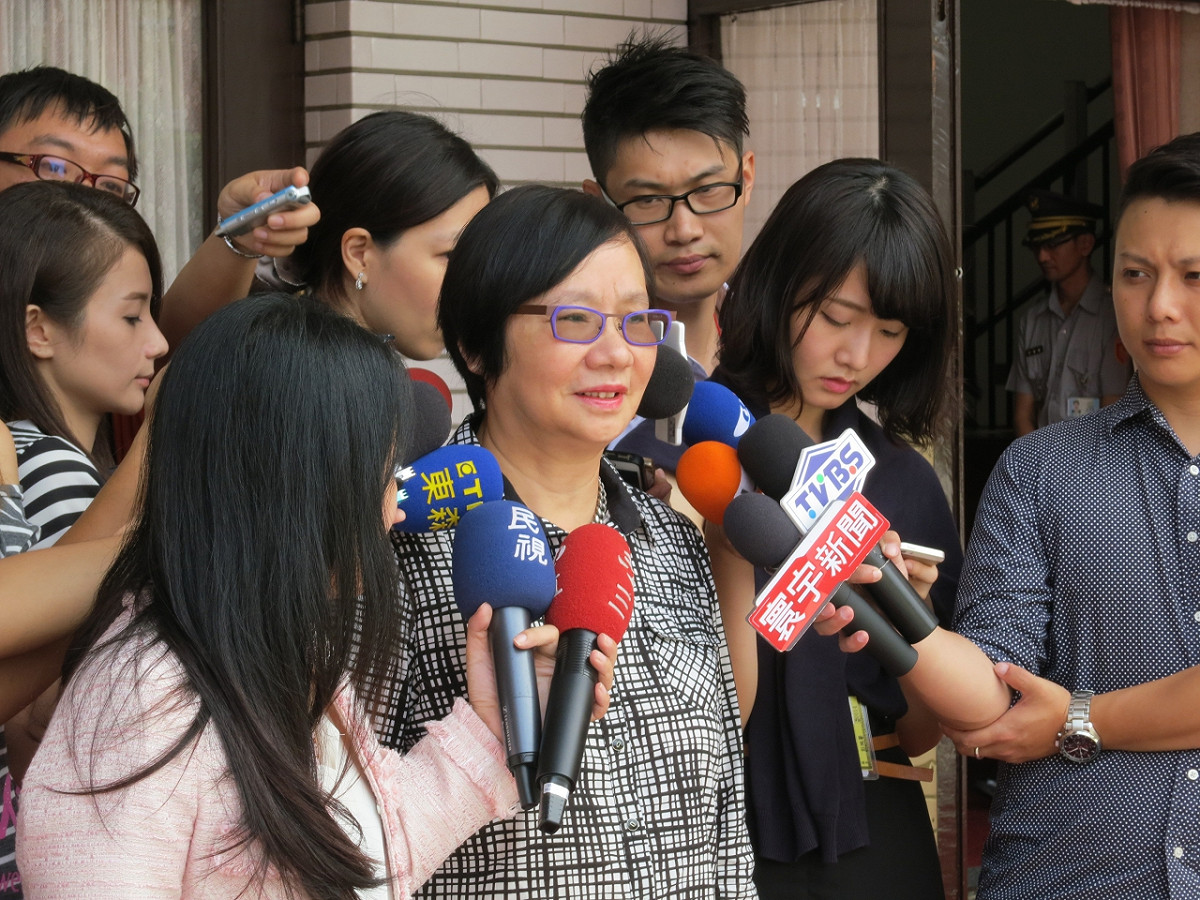 國民黨立委羅淑蕾6日表示，黨主席朱立倫願意承擔是令人振奮的消息，玉既然出馬，洪秀柱這塊磚就該退了。圖：符芳碩/攝