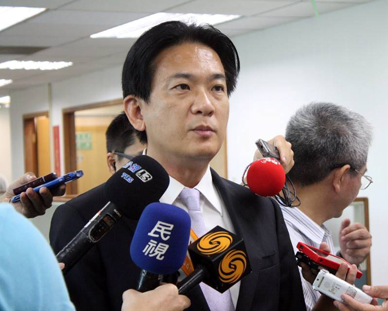 呼應憲法133實踐聯盟罷免立委吳育昇的活動，民進黨發言人林俊憲於28日表示，中常會在今天通過，民進黨將全力予以支持罷免活動。圖：林良齊/攝