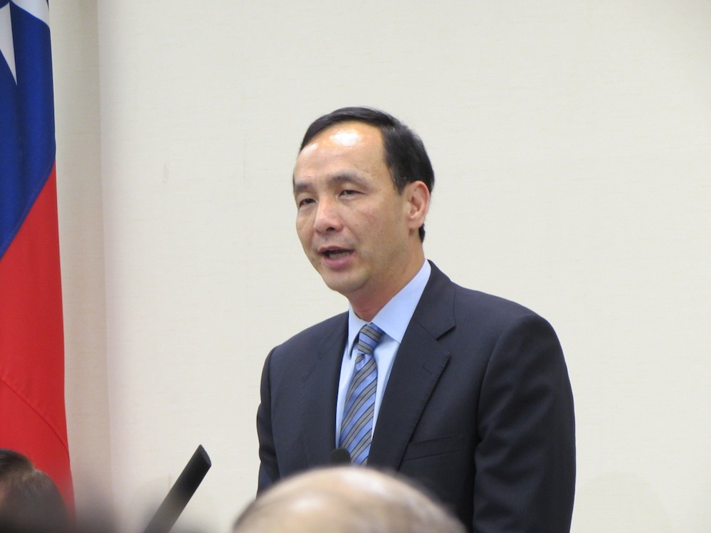 國民黨主席朱立倫6日在中常會指出，一個負責任的政黨，或是想要參選中華民國總統的候選人，不可以沒有兩岸政策，不可以用空話「維持現狀」就來呼攏的。圖：邱珮文/攝
