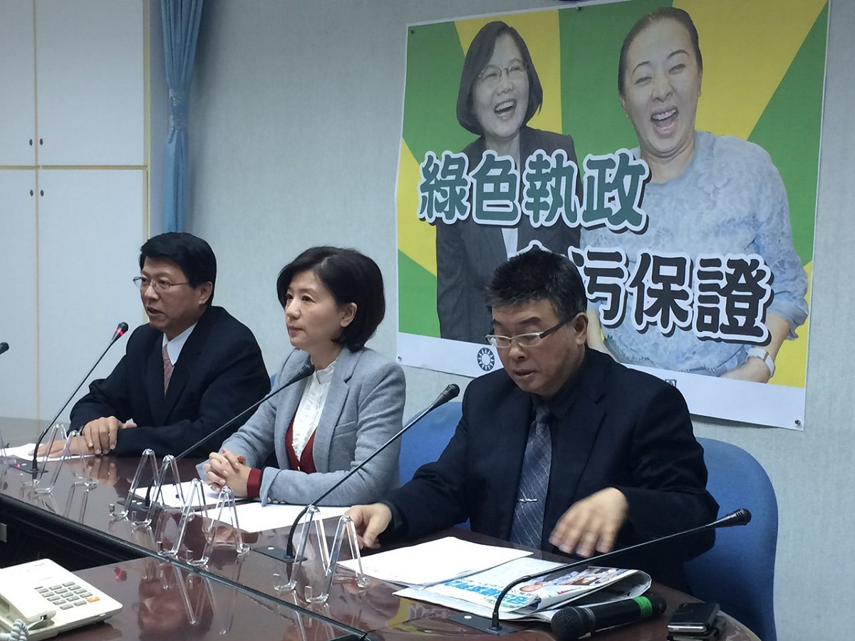 國民黨團17日上午召開記者會，對嘉義縣長張花冠因洩密罪遭判刑做出回應。圖：符芳碩/攝