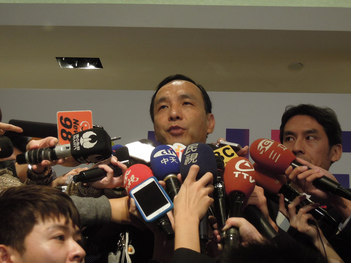 國民黨總統候選人朱立倫14日批評，民進黨總統候選人蔡英文一直在迴避辯論，好像不尊重台灣的民主。圖：翁嫆琄/攝