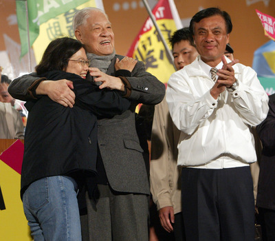 前總統李登輝今（13）晚不顧醫療團隊反對，博命出席新北市板橋造勢晚會。他在抱住眼眶泛紅的蔡英文後，最後一句話，「台灣要交給你們了」。圖：中央社