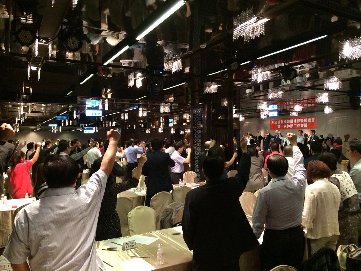 各界後援會代表齊聲為國民黨總統參選人朱立倫加油，氣氛熱烈。圖：符芳碩/攝