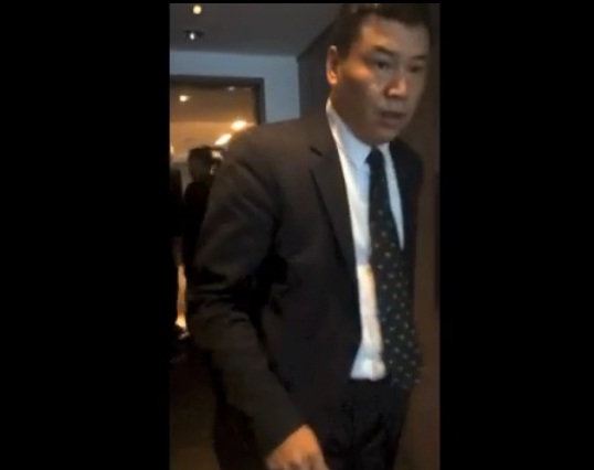 民進黨主席蔡英文今(27)日在臉書發表文章指出 張志軍來台首日發生學生和公民團體入住旅館卻疑似遭到維安人員偕同破門並限制行動的情事，絕不是民主國家容許的現象。台灣民主不能有例外情況，圖：翻攝影片。