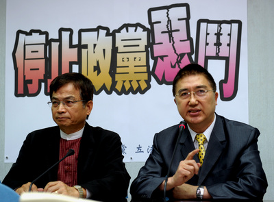 「憲法133實踐聯盟」發動罷免國民黨立委吳育昇的行動，獲得綠營支持，國民黨政策委員會執行長林鴻池（右）今（29）日說，他對於民間活動予以尊重，但綠營不該介入罷免活動，這是場「政治鬥爭」。圖：中央社