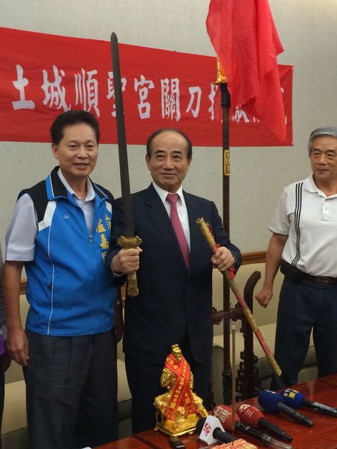 金扶輪建設公司董事長藍銘洋(右)致贈王金平「領導之劍」。圖：符芳碩/攝