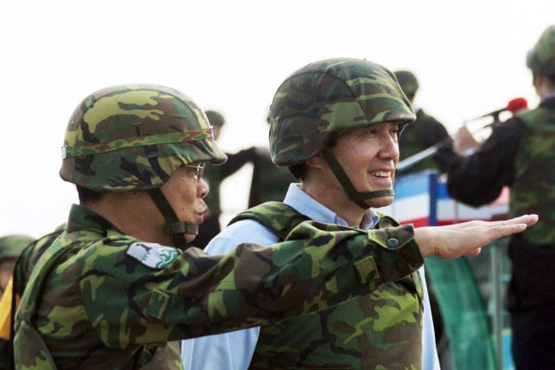 17日在澎湖舉行的漢光演習發生海軍2艘軍艦76砲無法擊發的事件，圖為當天馬英九總統視導聯合反登陸作戰演練。圖片來源：馬總統臉書專頁
