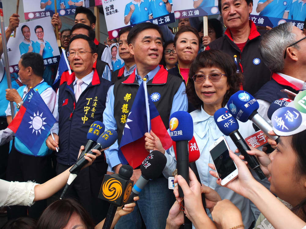 國民黨副總統參選人王如玄23日上午陪同國民黨北市立委參選人一同登記參選。圖：翁嫆琄/攝