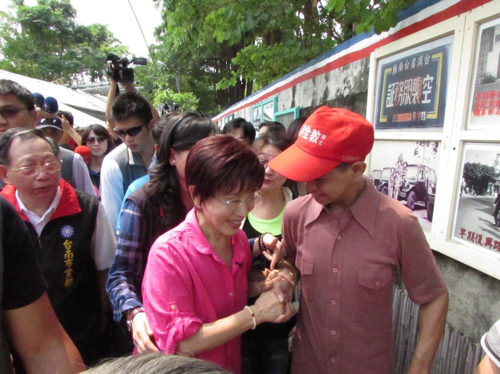 國民黨總統參選人洪秀柱12日參觀台南市永康區復興老兵文化園區。圖：邱珮文/攝