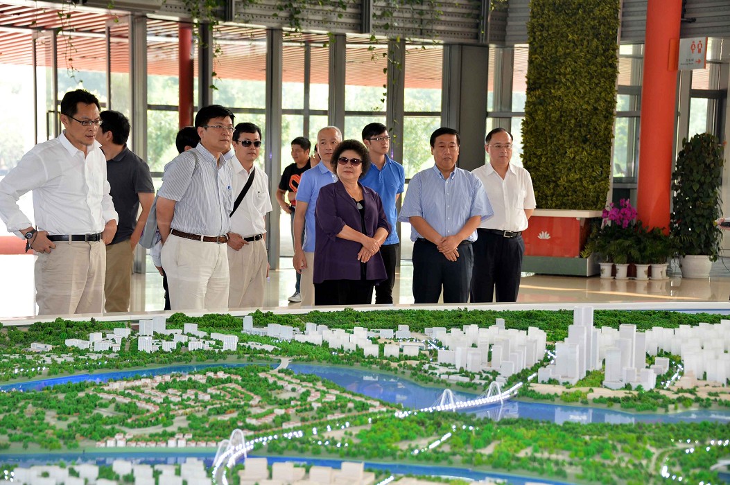 高雄市長陳菊參訪天津市中新生態城、東疆保稅港郵輪碼頭，她表示，天津港腹地廣大，而高雄港則是距市區較近，交通便利，對於未來兩港合作樂觀其成。圖片來源：高雄市政府
