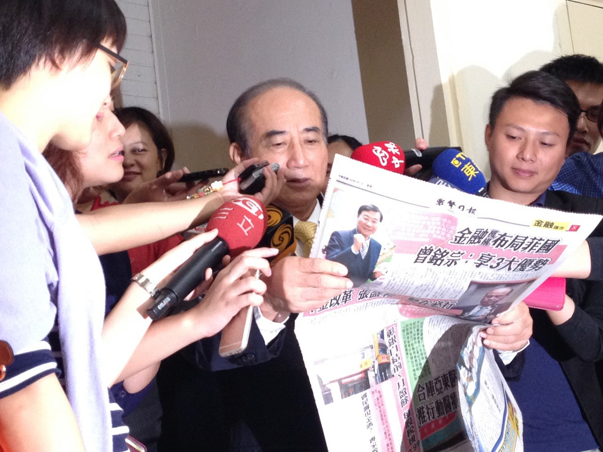 對於日前表示總統立委選舉「隔乎開」，是否要切割洪秀柱，王金平7日拿出報紙表示，他全力支持洪秀柱，頭版都有寫。圖：符芳碩/攝