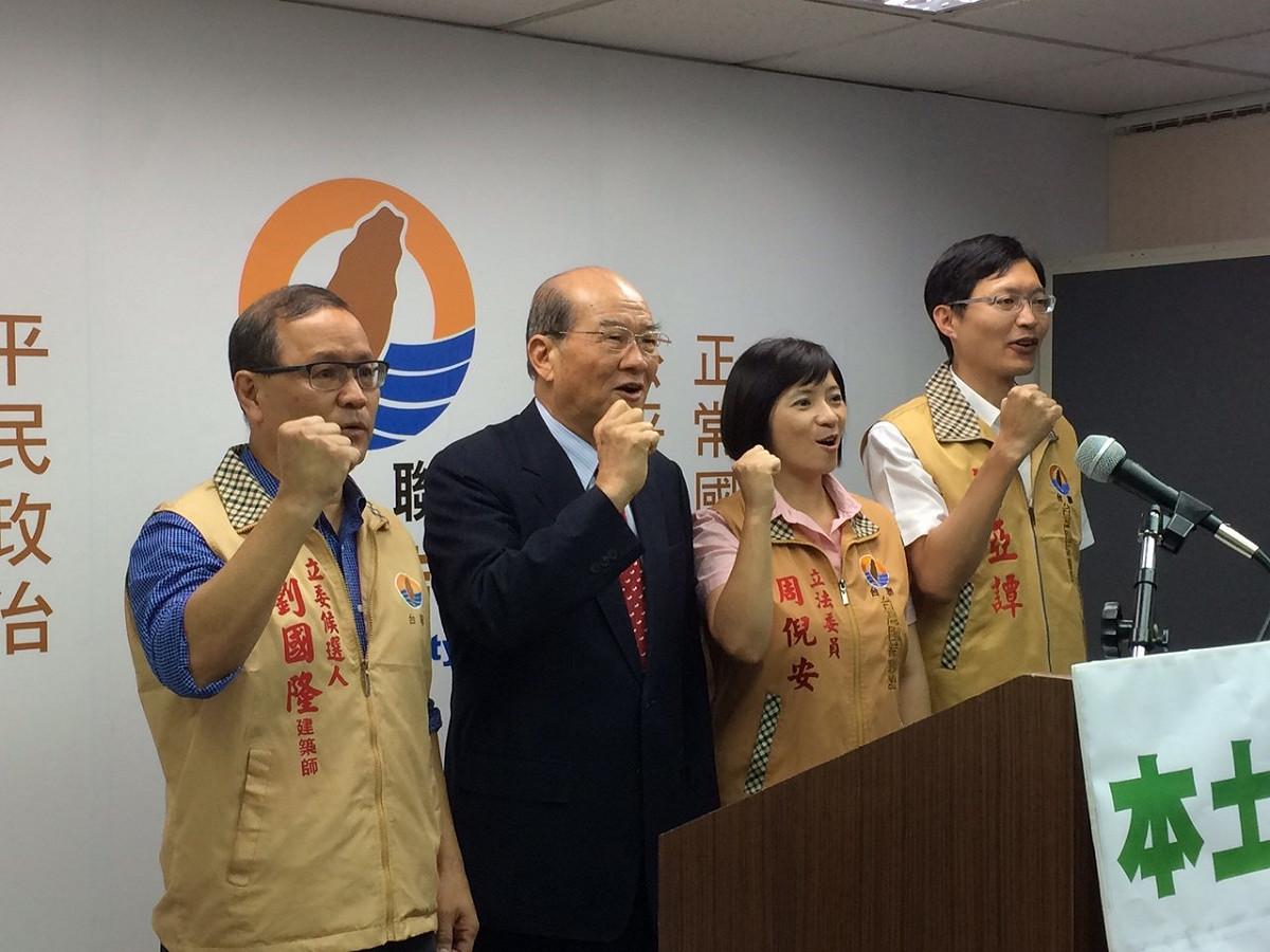 台聯5日上午召開記者會，宣佈推出3名區域立委人選，其中，港湖區由前柯文哲競選辦公室主任蕭亞譚(右)出馬競選。圖：符芳碩/攝