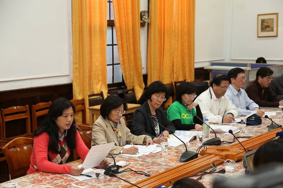 來自台大、清大、交大、政大的15名學者今（23）日下午發表共同聲明，呼籲立院應先完成兩岸協議監督條例立法程序，再依此進行兩岸服貿協議實質審查。圖：林雨佑/攝